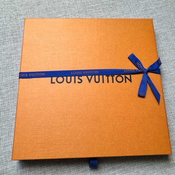 Louis Vuitton Black and Brown Scarf - Picture 3 of 9